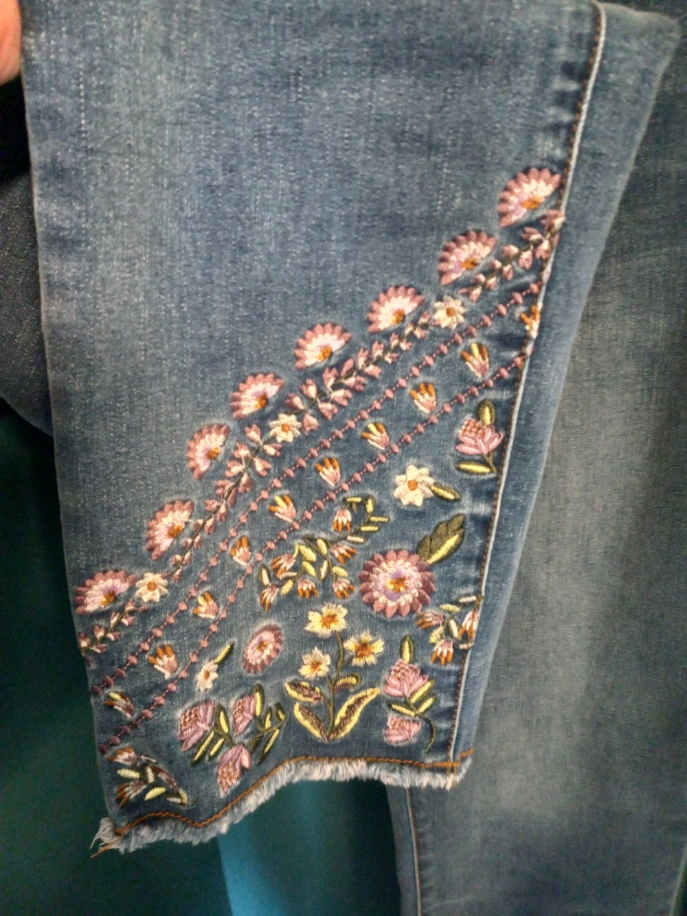 Tribal Jeans- Audrey Pull-On Embroidered -Women's SZ 14